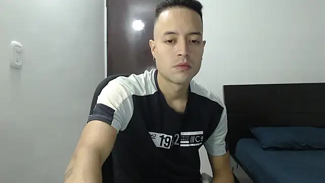 Snapshot of dimitriquiet05 chatting on December 22, 7:11 am dimitriquiet05 online show from December 22, 7:11 am