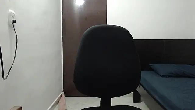 Snapshot of dimitriquiet05 chatting on January 6, 1:53 am dimitriquiet05 online show from January 6, 1:53 am