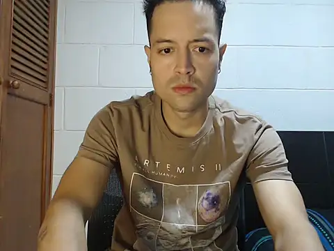 Snapshot of dimitriquiet05 chatting on March 21, 8:19 am dimitriquiet05 online show from March 21, 8:19 am