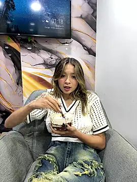 Snapshot of Victoria_Adams14 chatting on January 9, 1:19 am Victoria Adams14 online show from January 9, 1:19 am