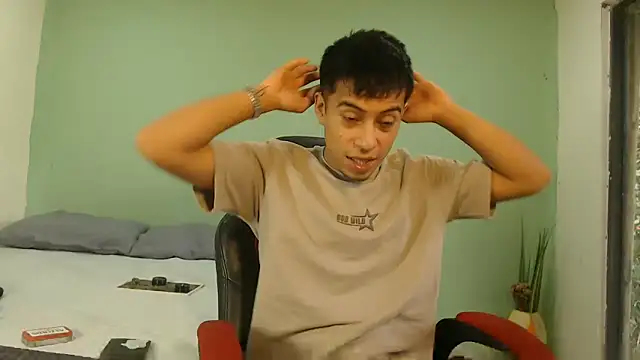 Snapshot of danielitopapuu chatting on February 13, 2:35 pm danielitopapuu online show from February 13, 2:35 pm