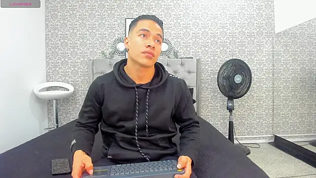 Snapshot of Bryson_Collins_ chatting on October 7, 11:13 pm Bryson Collins online show from October 7, 11:13 pm