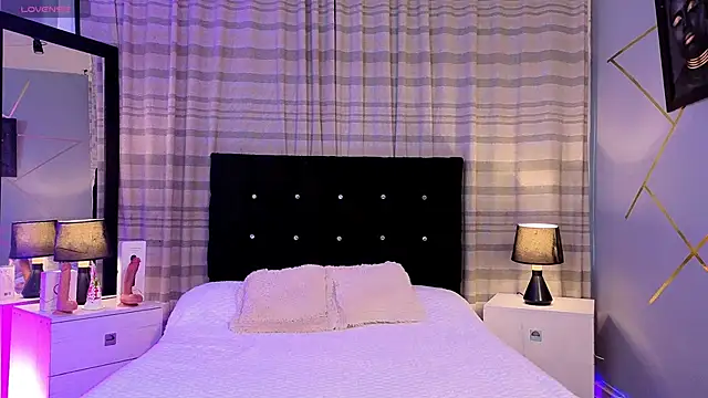 Megan Do Santos online show from December 3, 8:18 pm