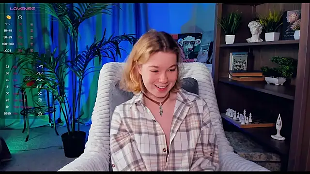 Snapshot of PollyHathor chatting on February 3, 9:29 pm PollyHathor online show from February 3, 9:29 pm