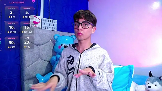 OwenBluee online show from December 5, 6:21 am