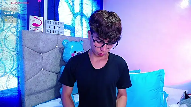 OwenBluee online show from December 6, 2:06 pm