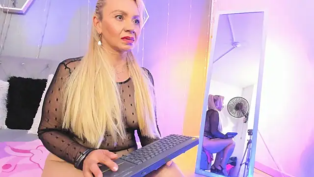 Snapshot of AnastasiaTaylor_ chatting on February 28, 9:58 am AnastasiaTaylor online show from February 28, 9:58 am