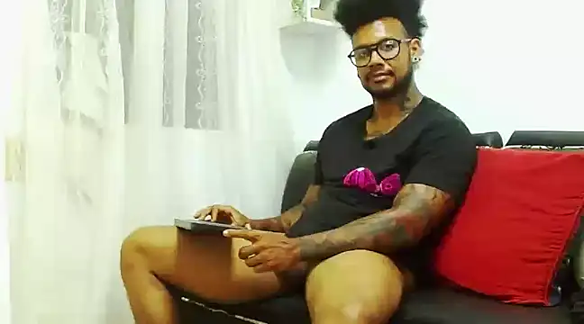 Snapshot of LewisStrong chatting on January 8, 12:28 am LewisStrong online show from January 8, 12:28 am