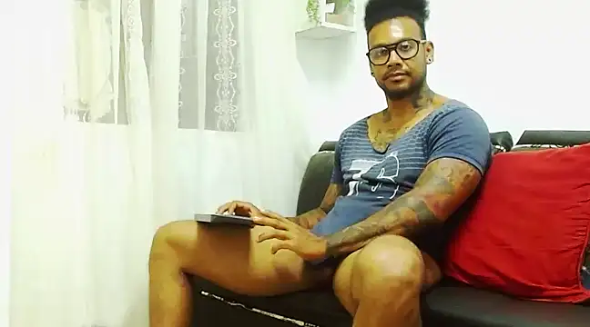 Snapshot of LewisStrong chatting on January 8, 8:39 pm LewisStrong online show from January 8, 8:39 pm