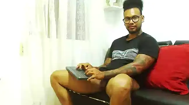 Snapshot of LewisStrong chatting on January 10, 1:21 am LewisStrong online show from January 10, 1:21 am