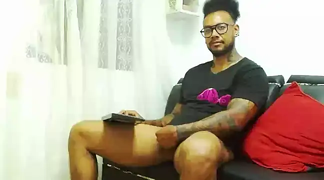 Snapshot of LewisStrong chatting on January 17, 12:20 am LewisStrong online show from January 17, 12:20 am