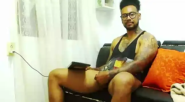 Snapshot of LewisStrong chatting on January 22, 10:59 pm LewisStrong online show from January 22, 10:59 pm