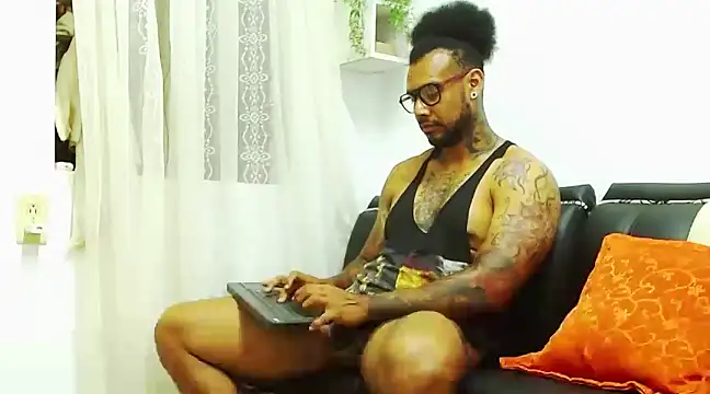 Snapshot of LewisStrong chatting on January 23, 11:26 pm LewisStrong online show from January 23, 11:26 pm