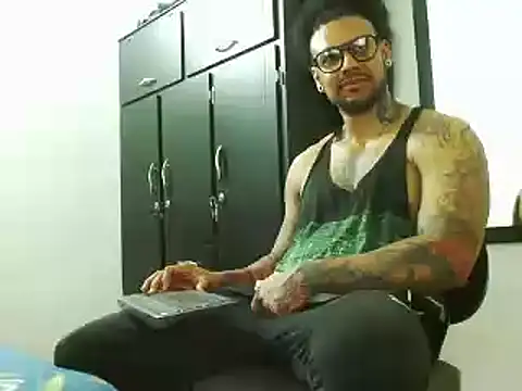 Snapshot of LewisStrong chatting on October 1, 5:41 pm LewisStrong online show from October 1, 5:41 pm