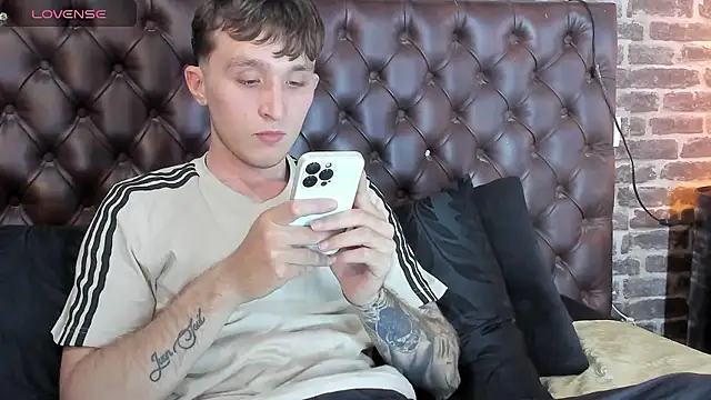 Snapshot of Dylanwhite23_ chatting on January 17, 3:44 am Dylanwhite23 online show from January 17, 3:44 am