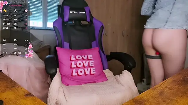 Snapshot of Caliiie-of chatting on February 22, 7:19 am Caliiie-of online show from February 22, 7:19 am