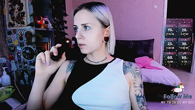 NaniMoore online show from December 5, 8:05 pm