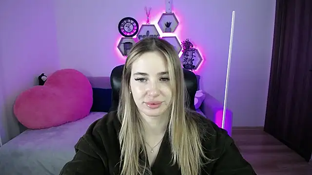 Snapshot of SabrinViolet chatting on February 8, 9:02 am SabrinViolet online show from February 8, 9:02 am