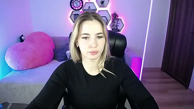 Snapshot of SabrinViolet chatting on February 9, 9:13 am SabrinViolet online show from February 9, 9:13 am