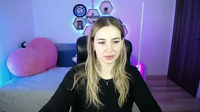 Snapshot of SabrinViolet chatting on February 14, 9:06 am SabrinViolet online show from February 14, 9:06 am