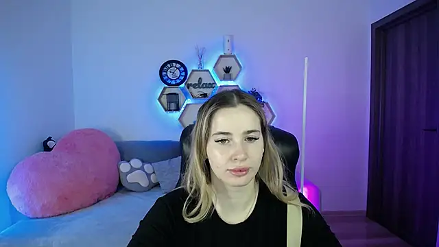 Snapshot of SabrinViolet chatting on February 15, 9:08 am SabrinViolet online show from February 15, 9:08 am