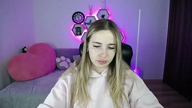 Snapshot of SabrinViolet chatting on February 16, 9:05 am SabrinViolet online show from February 16, 9:05 am