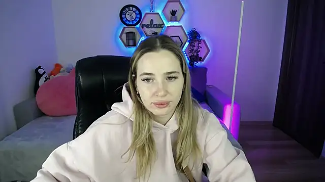 Snapshot of SabrinViolet chatting on February 21, 9:10 am SabrinViolet online show from February 21, 9:10 am