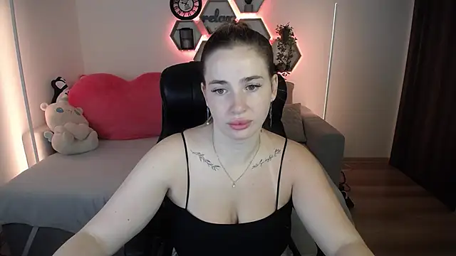 Snapshot of SabrinViolet chatting on July 13, 8:06 am SabrinViolet online show from July 13, 8:06 am