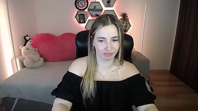 Snapshot of SabrinViolet chatting on July 14, 8:08 am SabrinViolet online show from July 14, 8:08 am