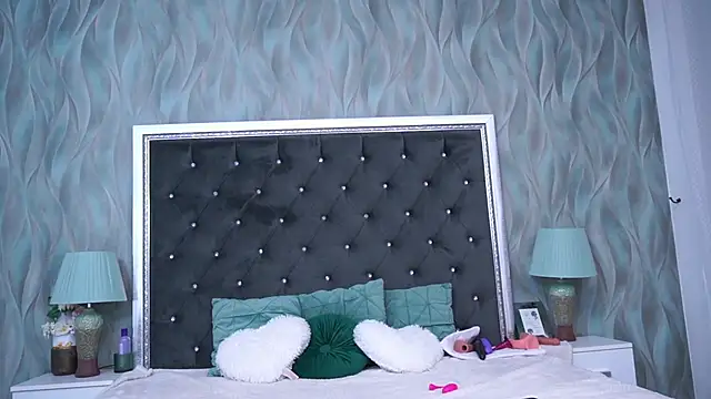 AnneHove online show from December 7, 5:09 pm