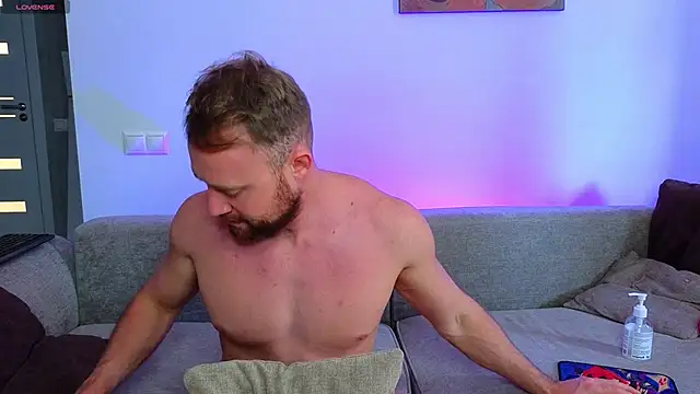 Snapshot of MaxMia chatting on December 20, 8:28 am MaxMia online show from December 20, 8:28 am