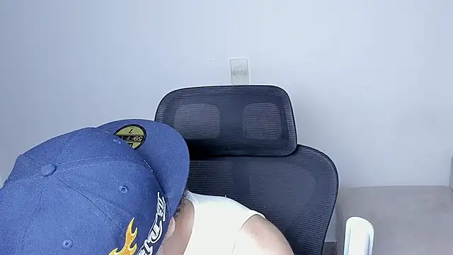 laurent nova online show from December 3, 8:07 pm