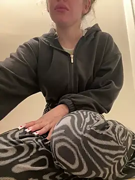 Snapshot of Holly-Glamour chatting on March 4, 12:50 am Holly-Glamour online show from March 4, 12:50 am