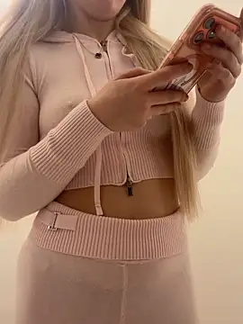 Snapshot of Holly-Glamour chatting on December 5, 5:09 pm Holly-Glamour online show from December 5, 5:09 pm