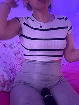 Snapshot of Holly-Glamour chatting on December 17, 3:01 am Holly-Glamour online show from December 17, 3:01 am