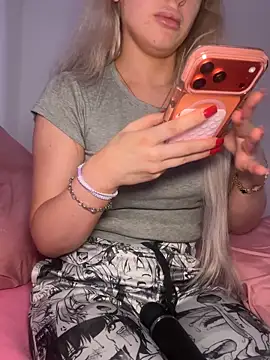 Snapshot of Holly-Glamour chatting on December 22, 1:35 am Holly-Glamour online show from December 22, 1:35 am