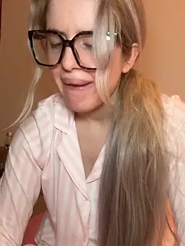 Snapshot of Holly-Glamour chatting on February 4, 3:23 am Holly-Glamour online show from February 4, 3:23 am