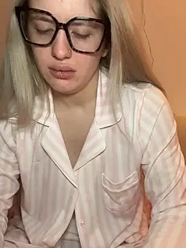 Snapshot of Holly-Glamour chatting on February 5, 5:23 am Holly-Glamour online show from February 5, 5:23 am