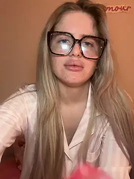 Snapshot of Holly-Glamour chatting on February 6, 4:28 am Holly-Glamour online show from February 6, 4:28 am