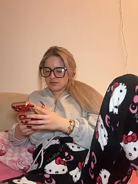 Snapshot of Holly-Glamour chatting on February 7, 4:11 pm Holly-Glamour online show from February 7, 4:11 pm