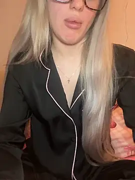 Snapshot of Holly-Glamour chatting on February 12, 1:22 am Holly-Glamour online show from February 12, 1:22 am