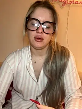 Snapshot of Holly-Glamour chatting on February 13, 2:29 am Holly-Glamour online show from February 13, 2:29 am