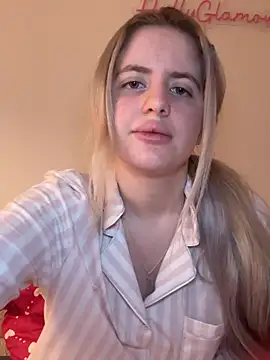 Snapshot of Holly-Glamour chatting on February 14, 1:46 am Holly-Glamour online show from February 14, 1:46 am