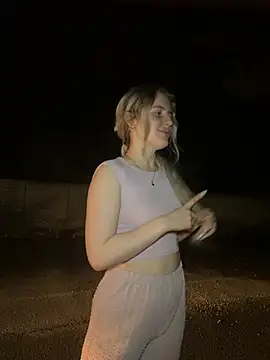 Snapshot of Holly-Glamour chatting on June 27, 10:26 pm Holly-Glamour online show from June 27, 10:26 pm