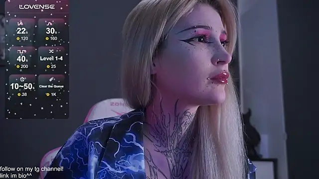 Snapshot of fraulein_mooon chatting on November 18, 12:16 am fraulein mooon online show from November 18, 12:16 am