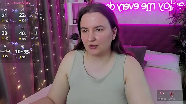 Snapshot of FeralPeach chatting on April 26, 6:55 am FeralPeach online show from April 26, 6:55 am