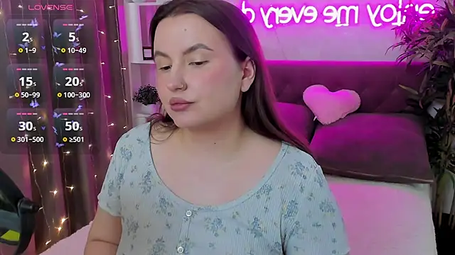 Snapshot of FeralPeach chatting on April 30, 7:47 am FeralPeach online show from April 30, 7:47 am