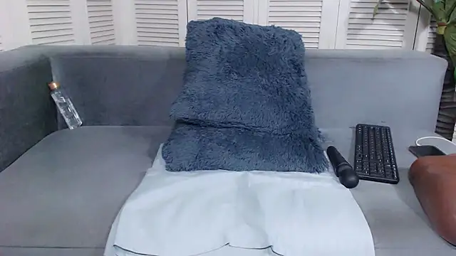 JasmineMoore online show from December 19, 1:18 am