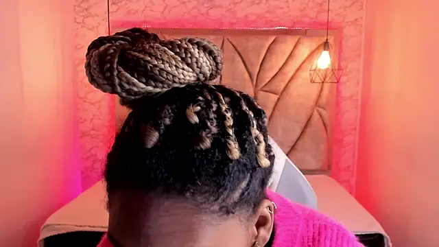 Snapshot of Queen_perla_ chatting on February 7, 12:17 pm Queen perla online show from February 7, 12:17 pm