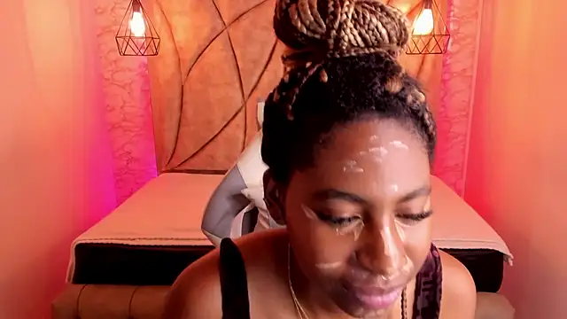 Snapshot of Queen_perla_ chatting on February 12, 12:33 pm Queen perla online show from February 12, 12:33 pm